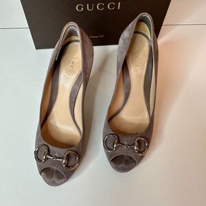 Gucci Kid Scamosciato New Mauve Gray Suede Horsebit Open Toe Stiletto Heel 38